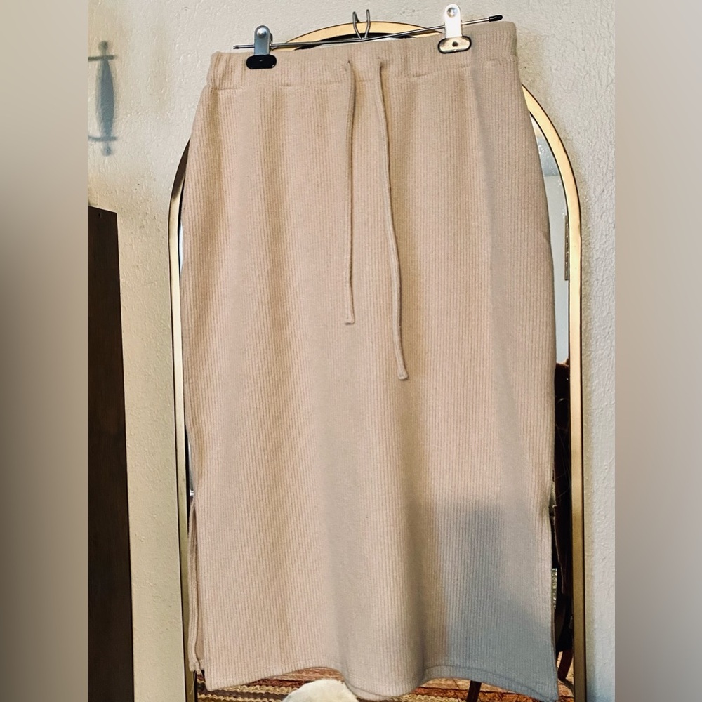 Ribbed Midi Skirt